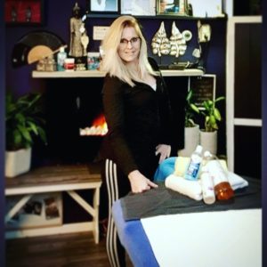 Nann bij massage tafel
